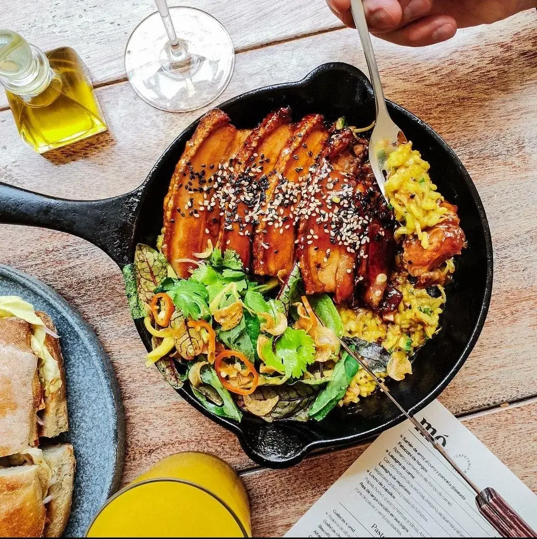 Sarten de arroz al curry y panceta glaseada