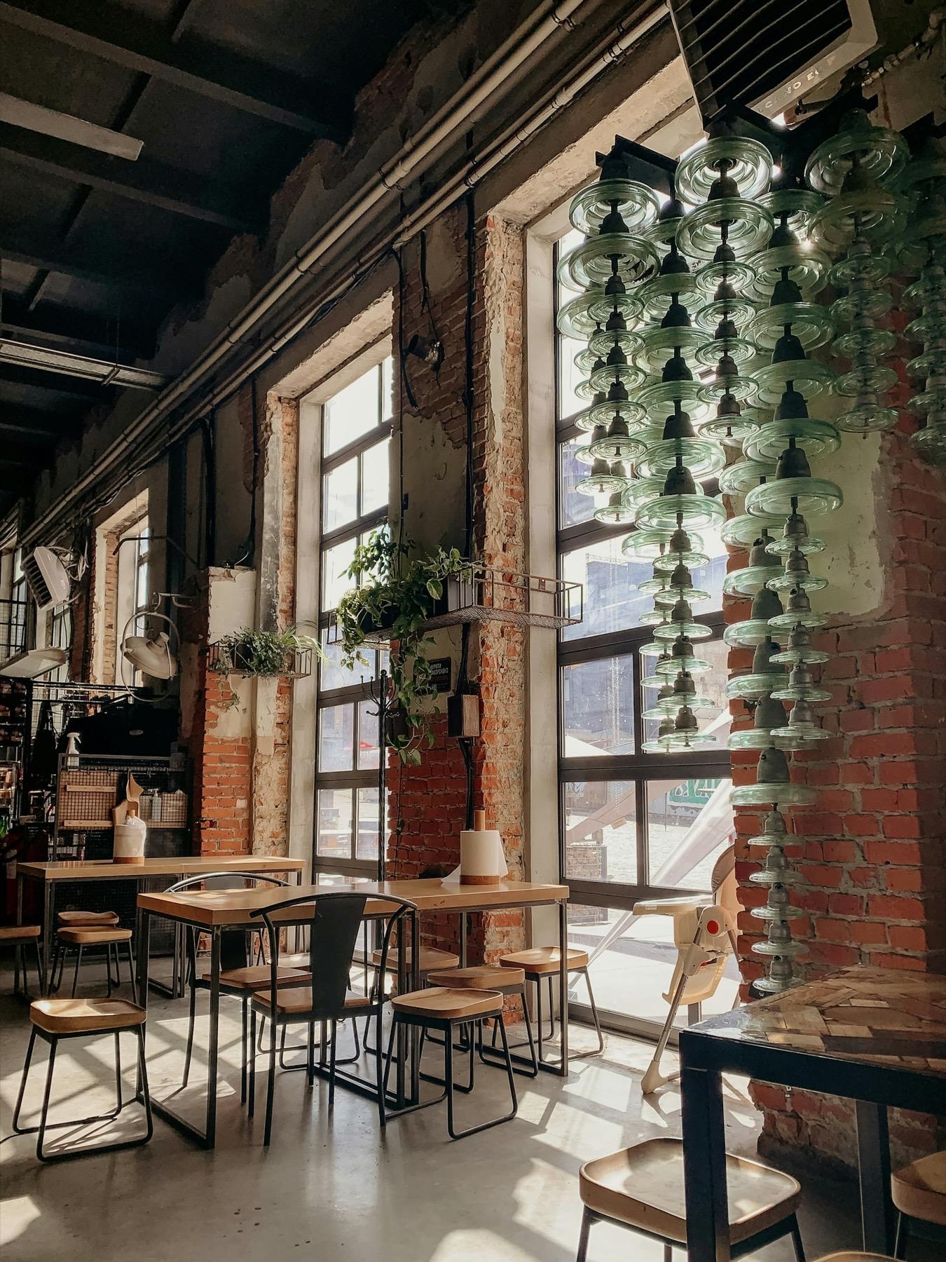Interior de cafetería con luz de tarde entrando por la ventana